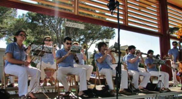 Sardanes amb la Cobla Els Rossinyolets