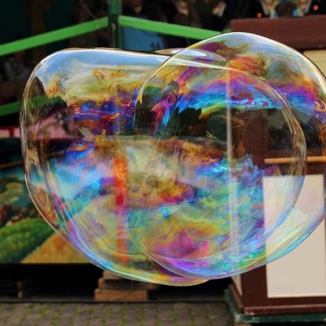 Espectacle infantil de bombolles de sabó gegants