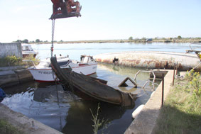 Extracció embarcació canals