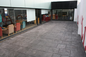 pati exterior biblioteca