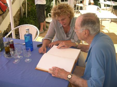 Signatura al Llibre d'Honor de l'Ajuntament del Doctor Ignasi Barraquer