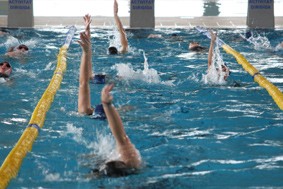 Una imatge de l'estada de clubs esportius a la piscina