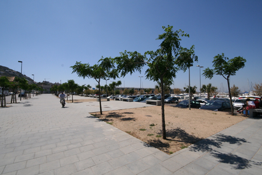 Àrea passeig on es crearà la nova zona de jocs