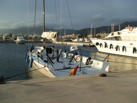 El veler Bribón, que capitaneja el rei Joan Carles, al port
