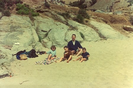 Família a la platja de l'Almadrava