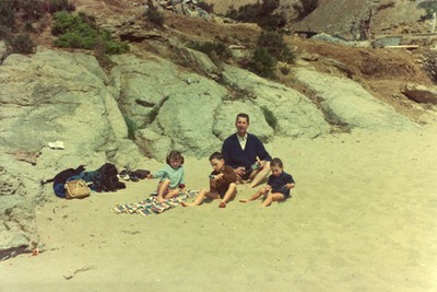 Família a la platja de l'Almadrava