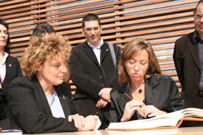 La ministra, Carme Chacón, amb l'alcaldessa, Magda Casamitjana