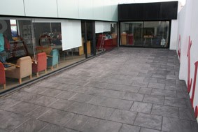 pati exterior biblioteca