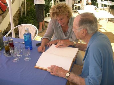 Signatura al Llibre d'Honor de l'Ajuntament del Doctor Ignasi Barraquer