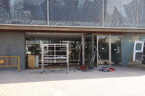 Treballs substitució porta Teatre