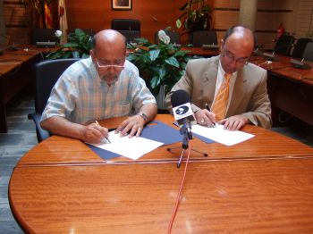 Un moment de la signatura del conveni