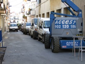 Vehicles aparcat a la banda de muntanya del carrer Pare Claret 