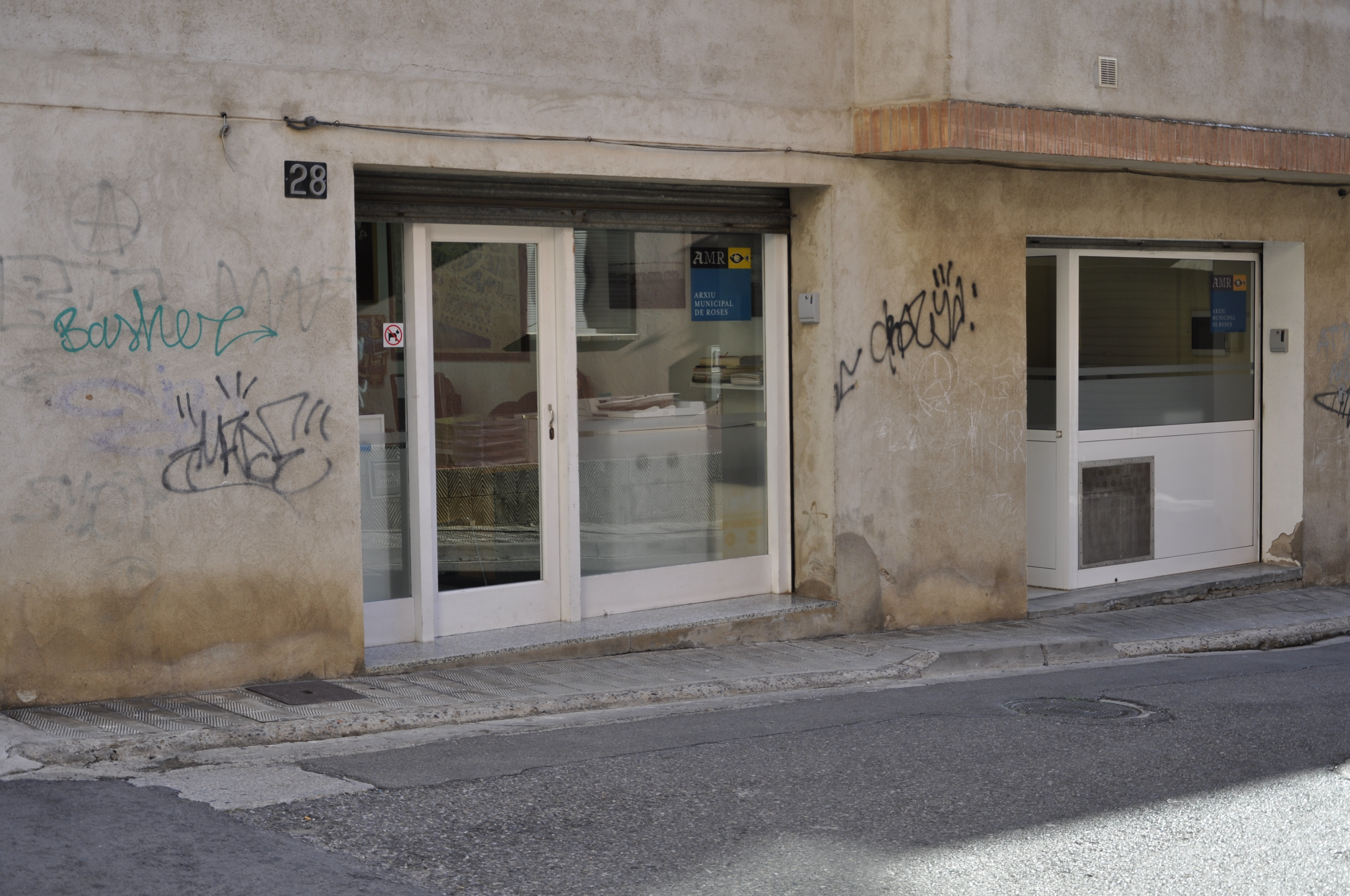 Façana amb grafits de l'AMR