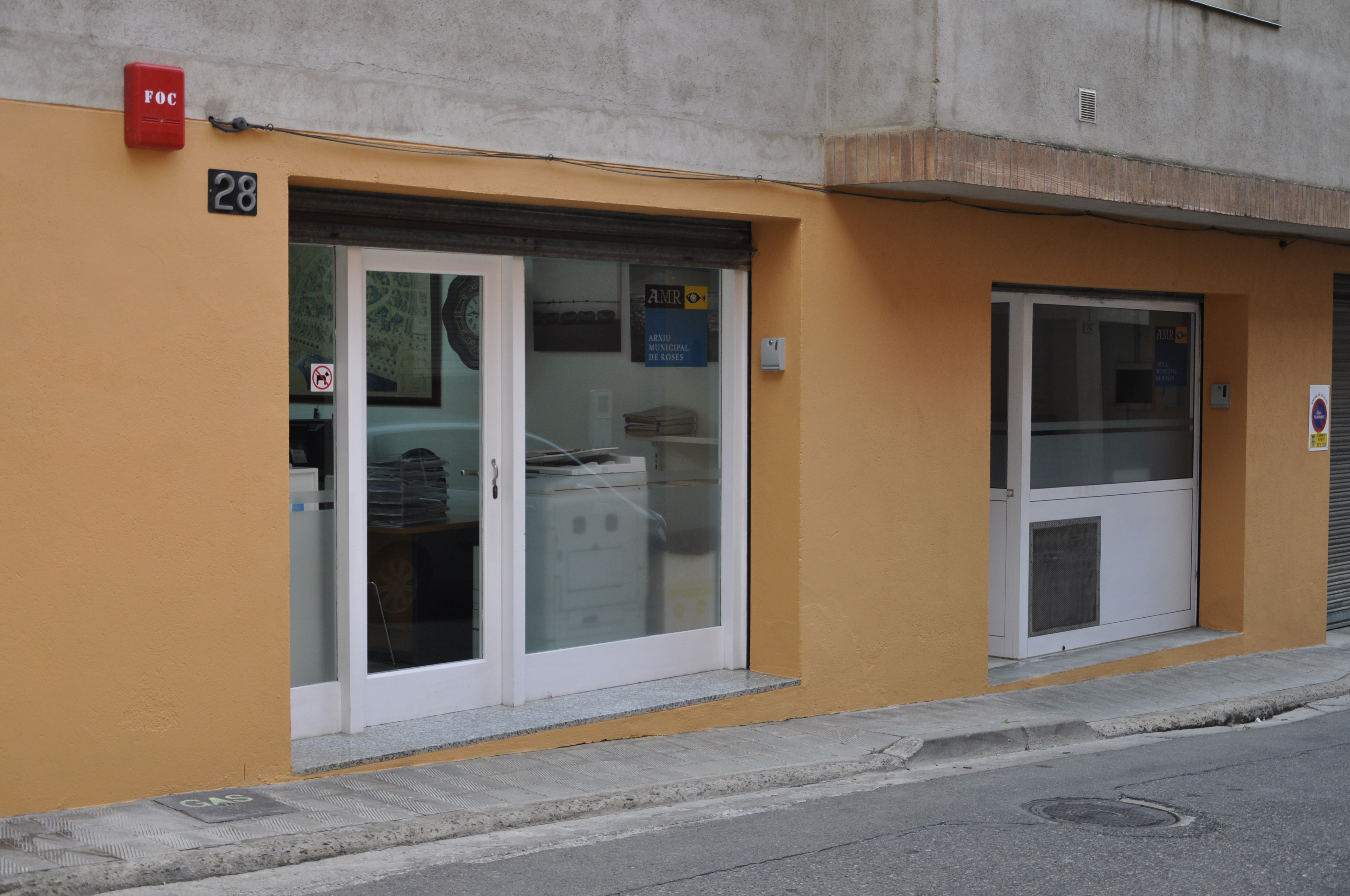 Façana pintada taronja de l'AMR