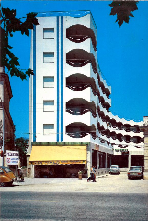 L'edifici Les Palmeres i el carrer de Figueres