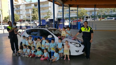 Visita de la Policia Local als alumnes de la llar d'infants "El Cavallet de mar" 2016