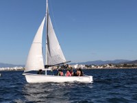 207 alumnes de Roses aprenen tècniques de navegació gràcies al programa Esport Blau 