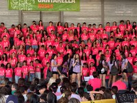 337 alumnes de Roses uneixen la seva veu per cantar per la normalització de la diversitat afectivosexual
