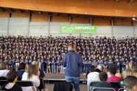 355 alumnes uneixen les seves veus a la Cantarella de Roses, que enguany arriba a la catorzena edició