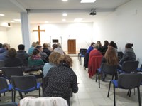 Alumnes de català visiten l’Església Evangèlica Baptista dins el programa Diversitat i interculturalitat a Roses