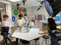 Alumnes de Roses participen en la gravació d’un vídeo amb experiments per celebrar la Jornada de la Ciència