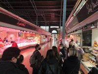 Comerciants de Roses participen en un market tour per conèixer mercats i eixos comercials de Barcelona