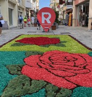 Comerciants i entitats tornen a omplir de flors el centre de Roses amb les tradicionals catifes de Corpus