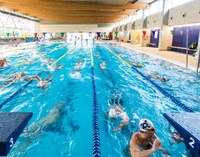 Darreres places disponibles en els cursos de natació de la Piscina de Roses