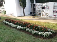 El cementiri es posa a punt per celebrar Tots Sants i el Dia dels Difunts