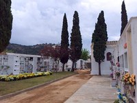 El cementiri es posa a punt per celebrar Tots Sants i el Dia dels Difunts