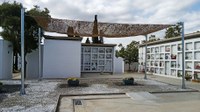El cementiri es posa a punt per Tots Sants amb la plantació de flors i la millora dels espais de descans