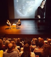 El cicle Dedins ofereix sessions de mindfulness, grounding, ioga i relaxació envoltades de natura