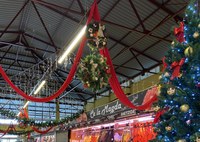 El mercat de Roses s’omple d’esperit nadalenc per celebrar les festes