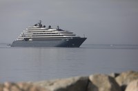 El port de Roses rep l’escala inaugural del creuer Evrima, amb 272 turistes a bord
