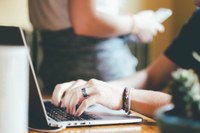 El programa rosinc ‘Feina Jove’ connecta empresariat i joves per facilitar l’ocupació laboral