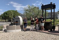 El trull i la premsa de l’antiga cooperativa agrícola de Roses, exposats a la rotonda de la zona esportiva