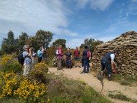Els alumnes de català de Roses fan una excursió megalítica pels dòlmens i menhirs