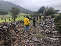 Els participants del primer curs de pedra seca de Roses restauren 20 metres de la carrerada  de la Margina