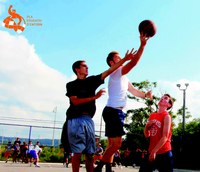 Els patis escolars d’Els Grecs i Narcís Monturiol s’obren com espais esportius i de relació a joves de 12 a 18 anys