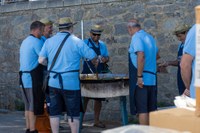 Els pescadors de Roses celebren la festa de Sant Pere amb suquet, havaneres, ball i un espectacle lumínic