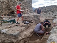Els treballs al claustre del Monestir de Sant Maria posen al descobert noves estructures anteriors al cenobi
