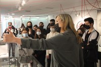 Estudiants de Roses visiten la instal·lació sobre la violència masclista "La Tercera Mirada" 