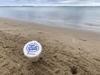 L’Ajuntament distribueix cendrers reutilitzables entre els usuaris de les platges 