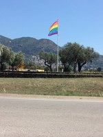 La bandera de l'arc de Sant Martí torna a onejar a Roses amb motiu de la celebració del Dia Internacional de l'Orgull LGBT