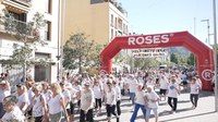 La caminada pels drets de les persones grans aplega a Roses 700 participants