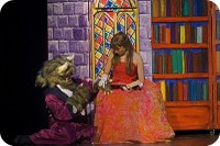 La companyia Veus-Veus porta diumenge al Teatre de Roses el musical infantil "La Bella i la Bèstia"