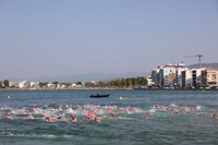 La gran festa de la natació de Roses omple la badia amb 436 nedadors i nedadores a les Travessies de Festa Major