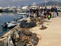 La neteja del fons marí del port esportiu de Roses recull 300 quilograms de residus