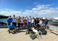 La neteja del fons marí del port esportiu de Roses recull 370 quilograms de residus