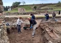 La nova campanya arqueològica a la vila medieval  de Roses permetrà la circulació dels visitants pels vells carrers medievals 